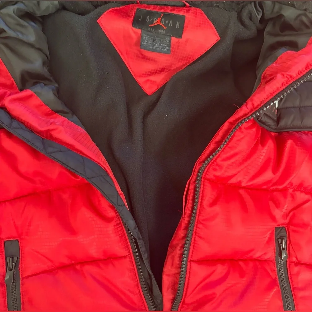 air Jordan full zip winter puffer jacket/coat with hood Size small 8-10 years